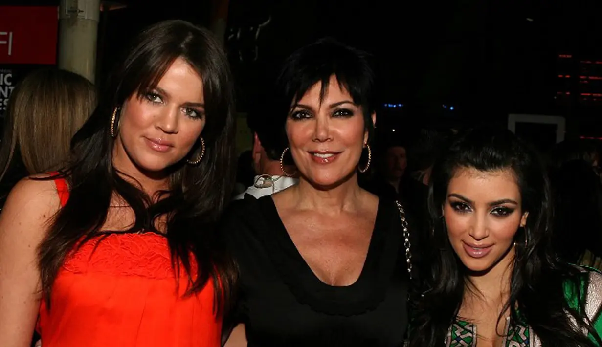 Kejadian yang begitu cepat sehingga penjaga toko dan orang-orang di sekitar tidak menyadari hal itu terjadi. Pasalnya, wanita itu langsung keluar toko sambil kabur membawa barang curiannya dari ‘Dash Store’. (AFP/Bintang.com)