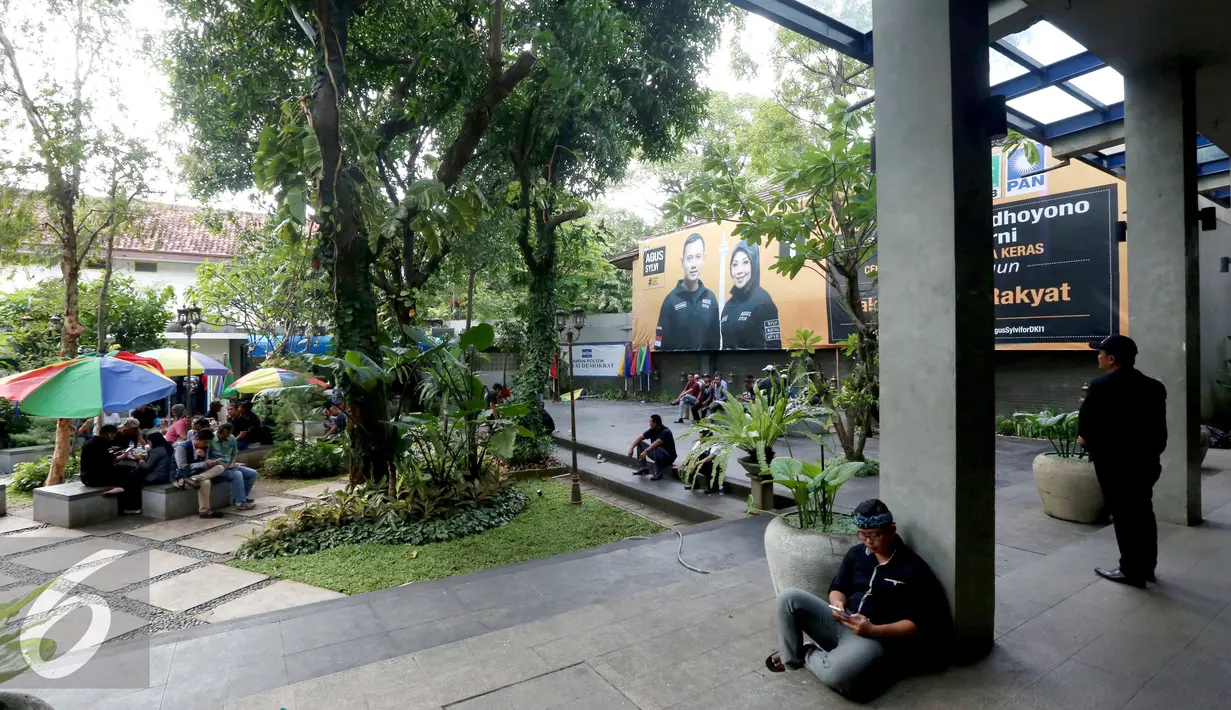 Sejumlah relawan menunggu hasil akhir penghitungan suara Pilkada DKI 2017 di Wisma Proklamasi, Jakarta, Rabu (15/2). Berbeda dengan Rumah Kemenangan Paslon lainya di Wisma Proklamasi ini tampak sepi. (Liputan6.com/JohanTallo)