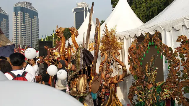 Model dengan atribut karnaval turut meramaikan agenda pawai Asian Games 2018 di Jakarta pada Minggu, 13 Mei 2018. (Liputan6.com/Happy Ferdian)
