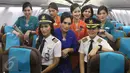 Kapten pilot Garuda Indonesia Ida Fiqria dan kopilot Sari Ardisa berpose dengan para pramugari di bandara Minangkabau, Padang, Sumbar, Jumat (21/4). (Liputan6.com/Angga Yunair)
