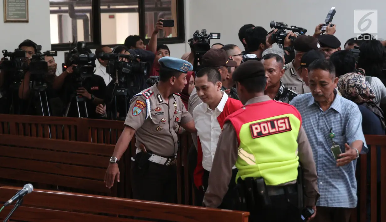 Bos First Travel, Andika Surachman bersiap menjalani sidang vonis di Pengadilan Negeri Depok, Jawa Barat, Rabu (30/5).  Tiga terdakwa perkara penipuan umrah oleh perusahaan PT First Travel menjalani sidang vonis. (Liputan6.com/Herman Zakharia)