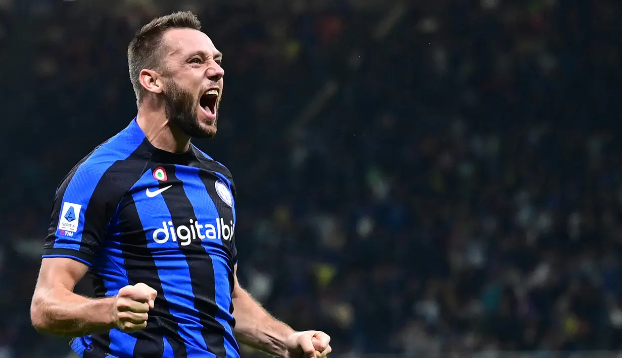 Bek Inter Milan Stefan de Vrij berselebrasi usai mencetak gol ke gawang Sampdoria pada giornata ke-12 Serie A 2022/23 di Giuseppe Meazza, Minggu (30/10/2022) dini hari WIB. Menjamu Sampdoria, Inter Milan berhasil menang dengan skor 3-0. (Photo by MIGUEL MEDINA / AFP)