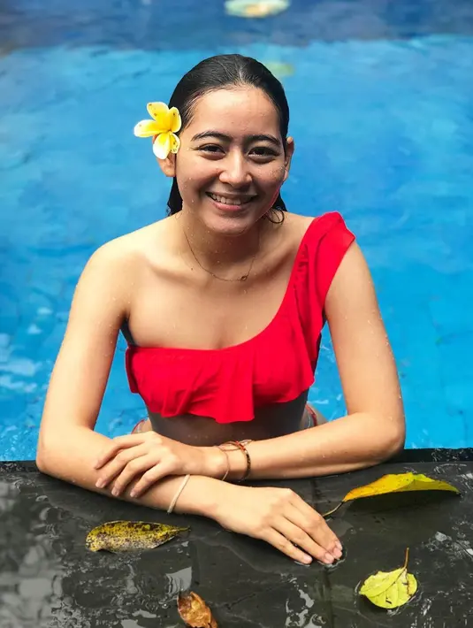 Tak hanya saat tersenyum tipis, saat tersenyum dengan gigi terlihat pun Laura terlihat begitu cantik. Bunga warna kuning yang terselip di telinga kirinya, semakin membuat 
pemeran Marion di film Yowis Ben terlihat memukau. (Liputan6.com/IG/@laura_theux)