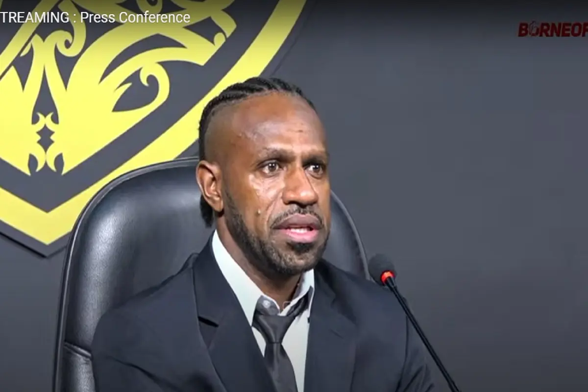 Boaz Solossa saat diperkenalkan oleh Borneo FC.