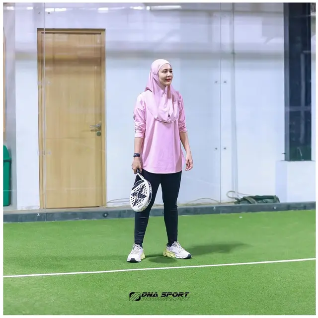 Memukau pakai hijab, begini 6 gaya cantik Juliana Moechtar istri TNI saat main padel
