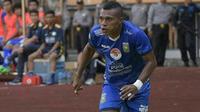 Striker baru Semen Padang, Ananias Fingkreuw, saat berkostum PSPS Riau. (Bola.com/Arya Sikumbang)