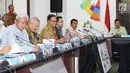 Gubernur DKI Jakarta Anies Baswedan (ketiga kiri) saat mengikuti rakor persiapan Asean Games 2018 di Jakarta, Senin (19/2). Agenda rapat adalah evaluasi pelaksanaan Invitation Tournament serta uji coba jelang Asian Games 2018. (Liputan6.com/Angga Yuniar)