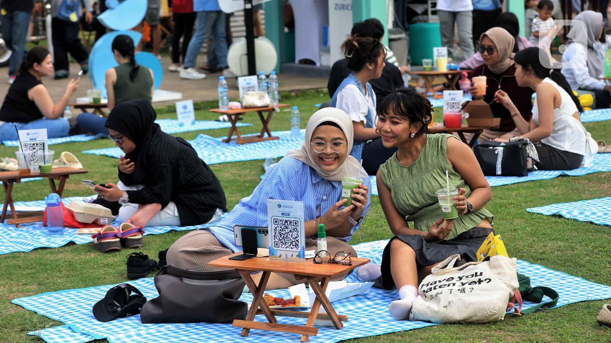 Habiskan Waktu Libur Panjang Tahun Baru Islam, Warga Berpiknik Ria di Taman Lapangan Banteng