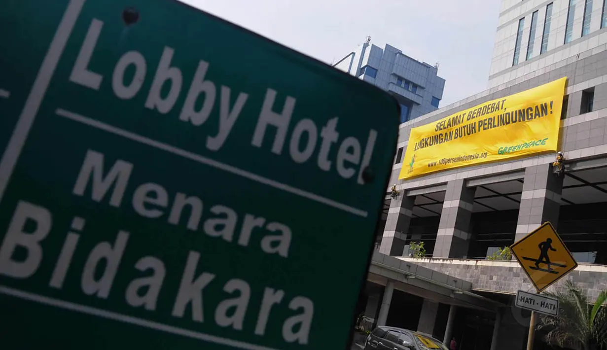 Aksi tersebut untuk mengingatkan dan memperkuat komitmen perlindungan dan pemulihan lingkungan pada debat capres-cawapres putaran terakhir bertema 'Pangan, Energi dan Lingkungan', Jakarta. (Liputan6.com/Faizal Fanani)