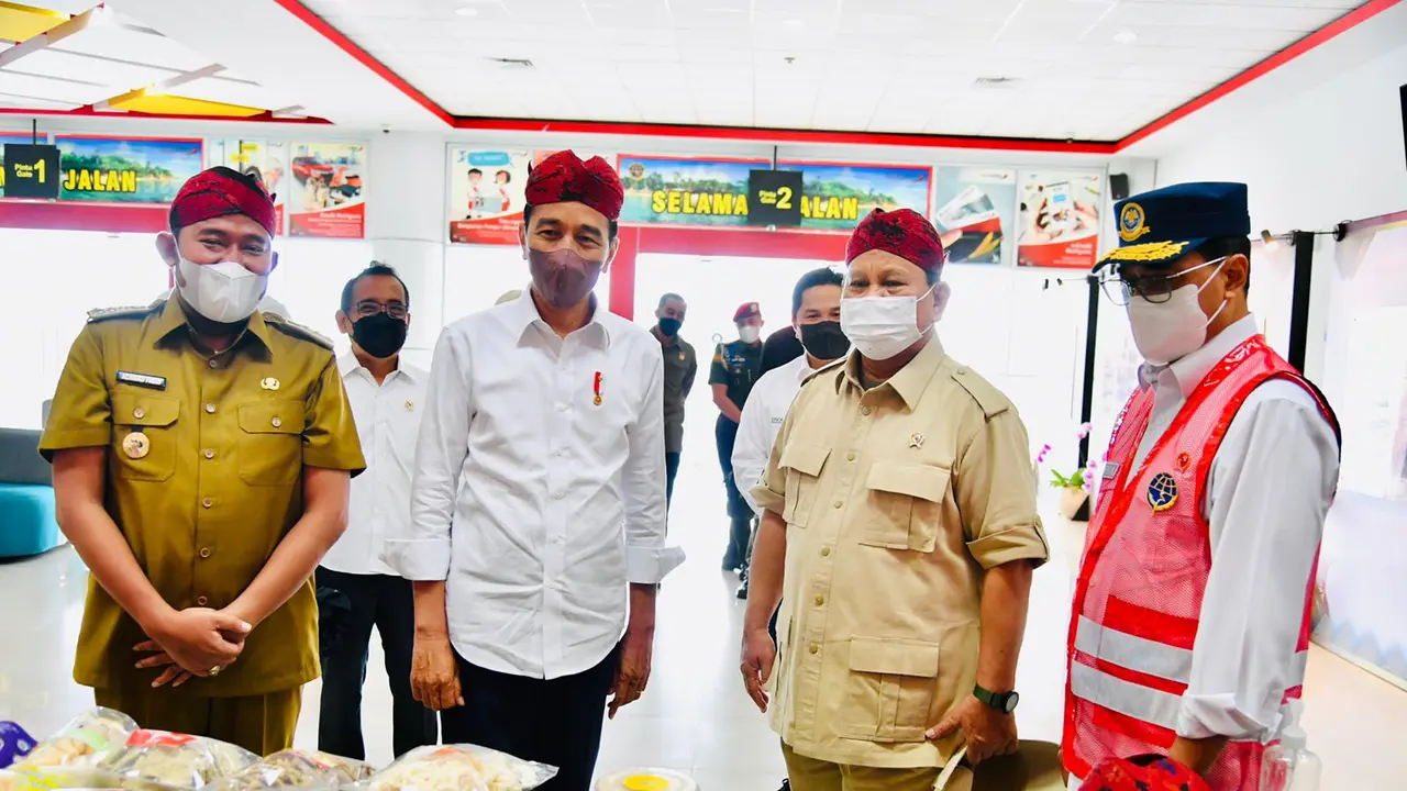 Presiden Joko Widodo atau Jokowi dan Menhan Prabowo Subianto membeli belangkon, Rabu (20/4/2022)..