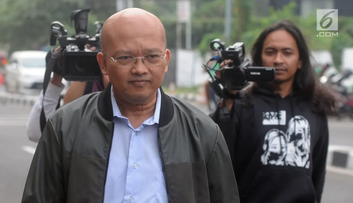 Ekspresi Direktur PT Humpuss Transportasi Kimia (HTK), Taufik Agustono usai menjalani pemeriksaan oleh penyidik di Gedung KPK, Jakarta, Selasa (9/4). Taufik diperiksa sebagai saksi untuk tersangka  Marketing Manager PT Humpuss Transportasi Kimia, Asty Winasti. (merdeka.com/Dwi Narwoko)