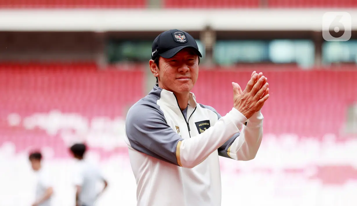 <p>Setibanya di SUGBK, Jokowi langsung berbincang dengan Pelatih Shin Tae-yong. (Bola.com/M Iqbal Ichsan)</p>