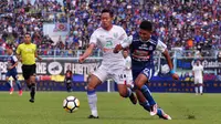 Striker Arema, Dedik Setiawan (biru), saat melewati pemain Persela, Birul Walidain, di Stadion Kanjuruhan, Malang, Sabtu (7/7/2018). (Bola.com/Iwan Setiawan)