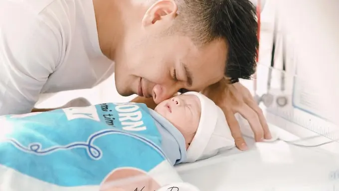 Eza Gionino dikaruniai anak ketiga yang diberi nama Akshay Gionino (Foto Instagram @ezagio @nafaspertama)