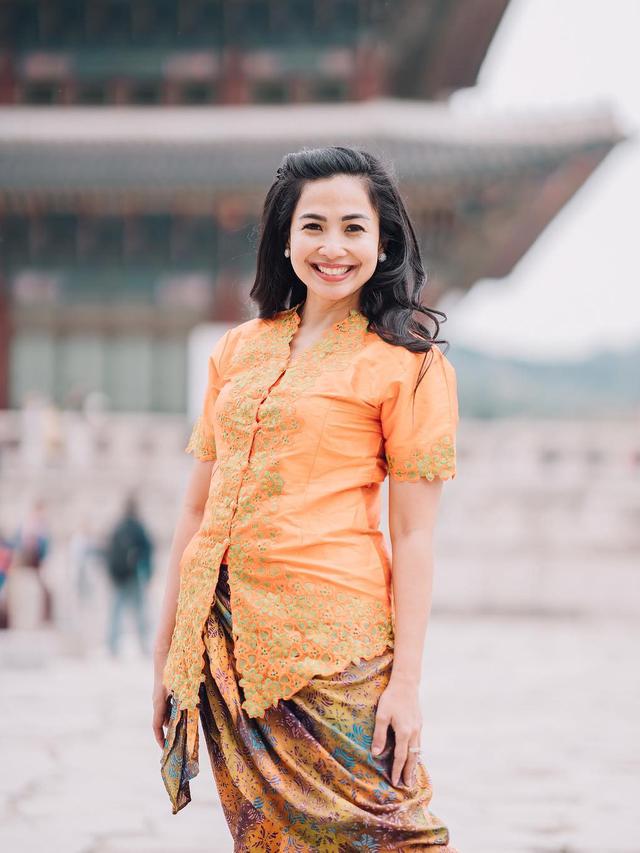 Pesona Feni Rose dengan Makeup Natural