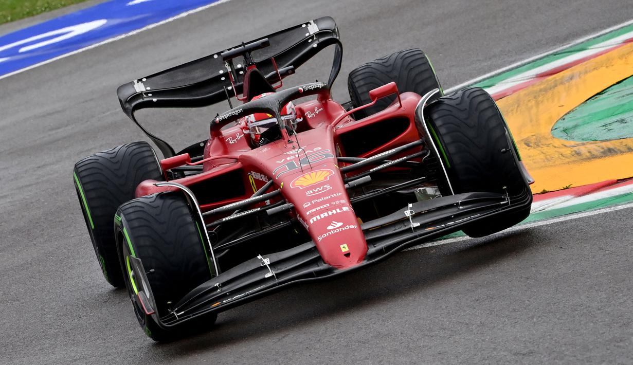 Kesialan pertama Leclerc terjadi pada seri keempat Formula 1 musim 2022, yaitu Grand Prix Italia. Ia mengalami spin menjelang akhir balapan. Padahal, kala itu sang pebalap unggul jauh dari posisi kedua yang ditempati oleh George Russell. Atas kejadian tersebut, Leclerc harus finis di urutan keenam. (AFP/Miguel Medina)