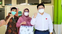 Donasi makanan untuk nakes di RSUD Dr Soetomo. (Dian Kurniawan/Liputan6.com)