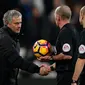 Manajer Manchester United Jose Mourinho bersalaman dengan wasit Mike Dean setelah laga kontra West Ham United di Stadion Olympic, London, Senin (2/1/2017). (AFP/Adrian Dennis)