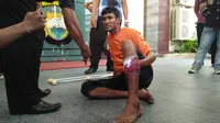 Pemuda Bima tersangkapembunuh karyawati gara-gara cinta itu tertembak di betis. (Liputan6.com/Eka Hakim)