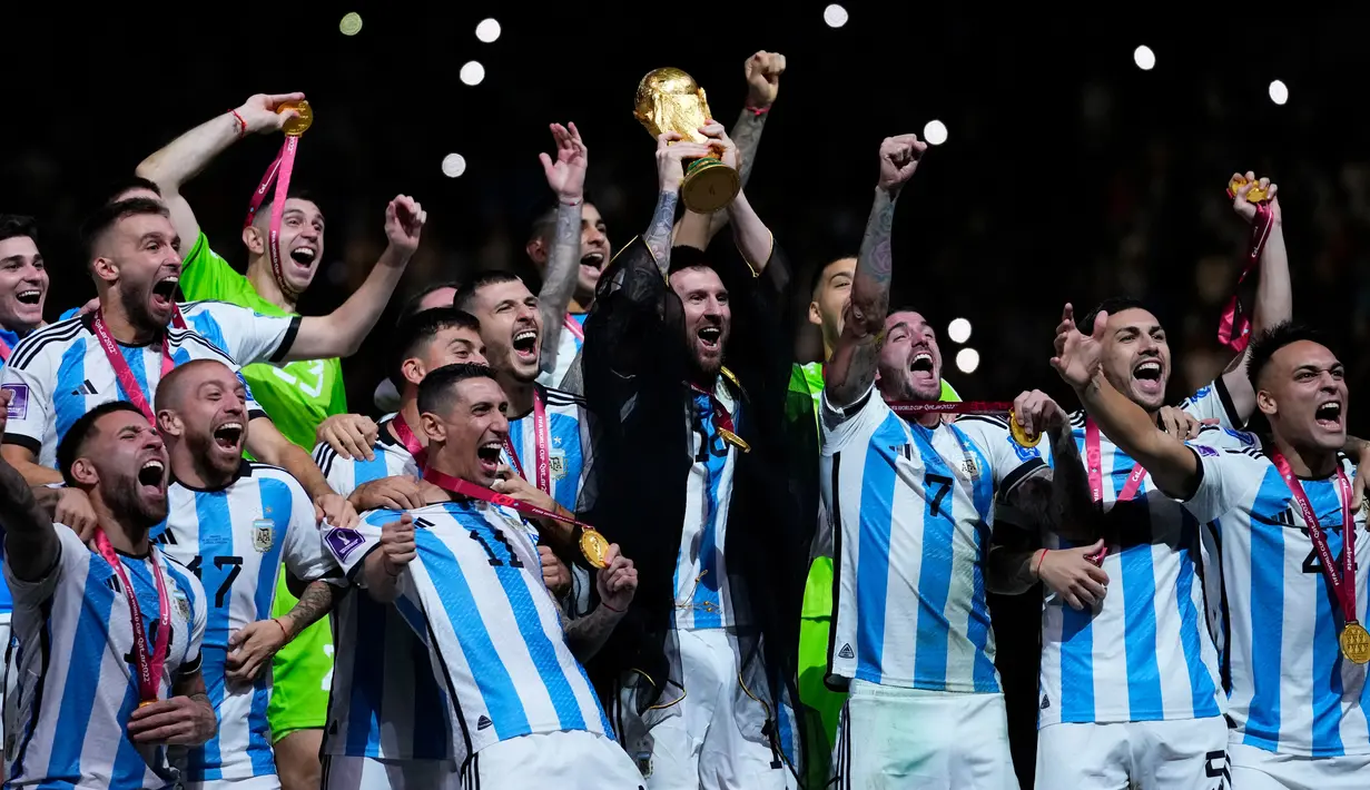 Para pemain Argentina merayakan kemenangan atas Prancis pada pertandingan sepak bola final Piala Dunia 2022 di Stadion Lusail, Lusail, Qatar, 18 Desember 2022. Argentina menang 4-2 dalam adu penalti setelah pertandingan berakhir imbang 3 -3. (AP Photo/Petr David Josek)