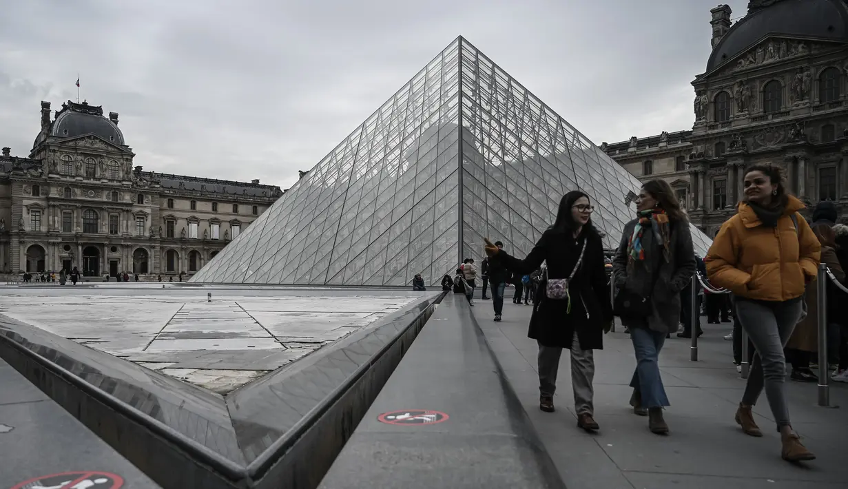 Pengunjung mengantre di luar Pyramid, pintu masuk utama menuju museum Louvre, di Paris, Rabu (4/3/2020). Louvre di Paris, museum yang paling banyak dikunjungi di dunia, kembali dibuka setelah pegawai yang khawatir dengan penularan virus corona setuju kembali masuk kerja. (Philippe LOPEZ/AFP)