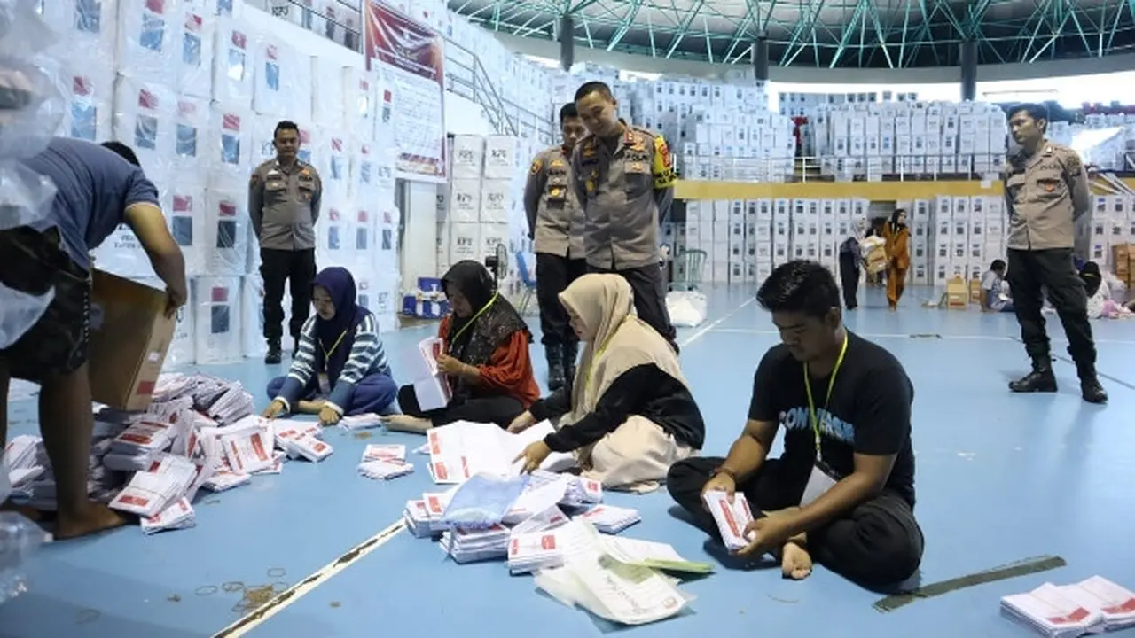 Kepala Polres Kampar AKBP Ronald Sumaja mengecek pelipatan surat suara dan penyortiran oleh pekerja dari KPU.