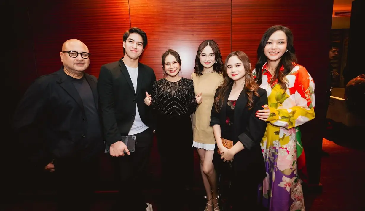 <p>Terlihat El Rumi dan Syifa Hadju berpose bersama Rossa, Maia Estianty, Irwan Mussry dan Tissa Biani. (Foto: Intagram/ elelrumi)</p>