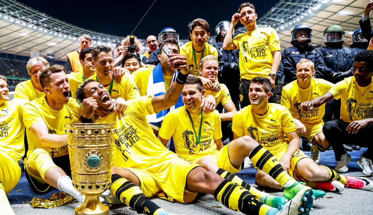 Para pemain Dortmund merayakan gelar juara DFB Pokal usai mengalahkan Frankfurt pada laga final di Stadion Olympic, Berlin, Sabtu (27/5/2017). Dortmund menang 2-1 atas Frankfurt. (EPA/Friedemann Vogel)