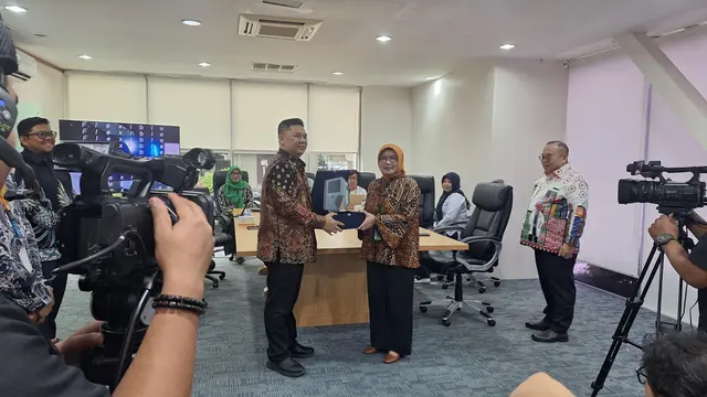 Penyerahan plakat