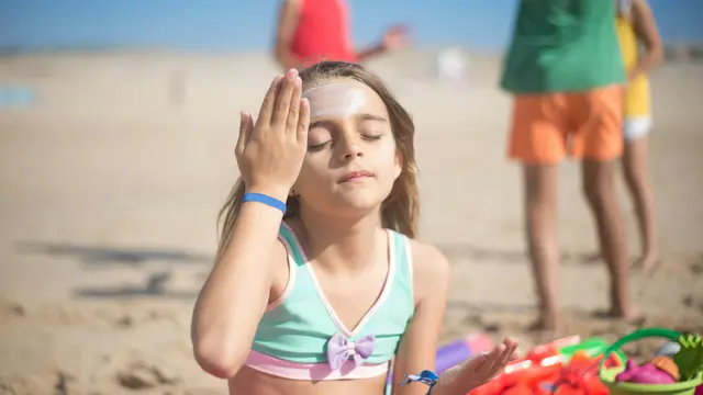 Menggunakan suncreen untuk mencegah penuaan dini