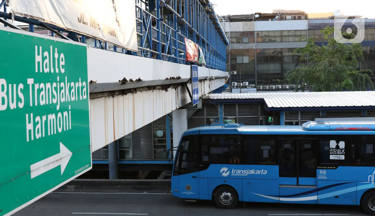 Bus melintas halte transjakarta Harmoni, Jakarta, Kamis (1/10/2020). Pemberlakuan PSBB II berdampak pada menurunya pengguna transjakarta, selama dua pekan penerapan jumlah pengguna transjakarta tercatat 3.632.047. (Liputan6.com/Helmi Fithriansyah)