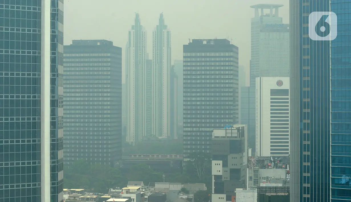 Berdasarkan laman IQ Air, pada Minggu (1/10/2023), tingkat polusi udara di Jakarta dari pantauan pukul 09.05 WIB dipastikan tidak sehat dengan ukuran polutan utama PM2,5. (merdeka.com/Arie Basuki)