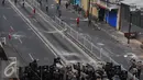 Petugas gabungan berusaha menahan serangan warga Kampung Pulo yang menolak pengusuran, Jakarta, Kamis (20/8/2015). Penggusuran pemukiman Kampung Pulo dilakukan oleh 2.200 personel gabungan untuk normalisasi Sungai Ciliwung. (Liputan6.com/Herman Zakharia)