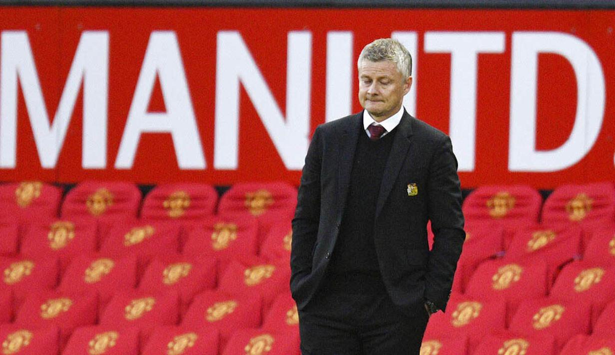 Pelatih Manchester United, Ole Gunnar Solskjaer, memejamkan mata usai anak asuhnya ditaklukkan Tottenham Hotspur pada laga Liga Inggris di Stadion Old Trafford, Minggu (4/10/2020). Tottenham menang dengan skor 6-1. (Oli Scarff/Pool via AP)