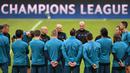 Zidane memberikan arahan sebelum melawan Bayern Munchen pada laga semifinal Liga Champions di Alians Arena (24/4/2018). Zinedine Zidane mundur dari kursi pelatih Madrid setelah meraih trofi Liga Champions tiga kali. (AFP/dpa/Andreas Gebert/Germany OUT)