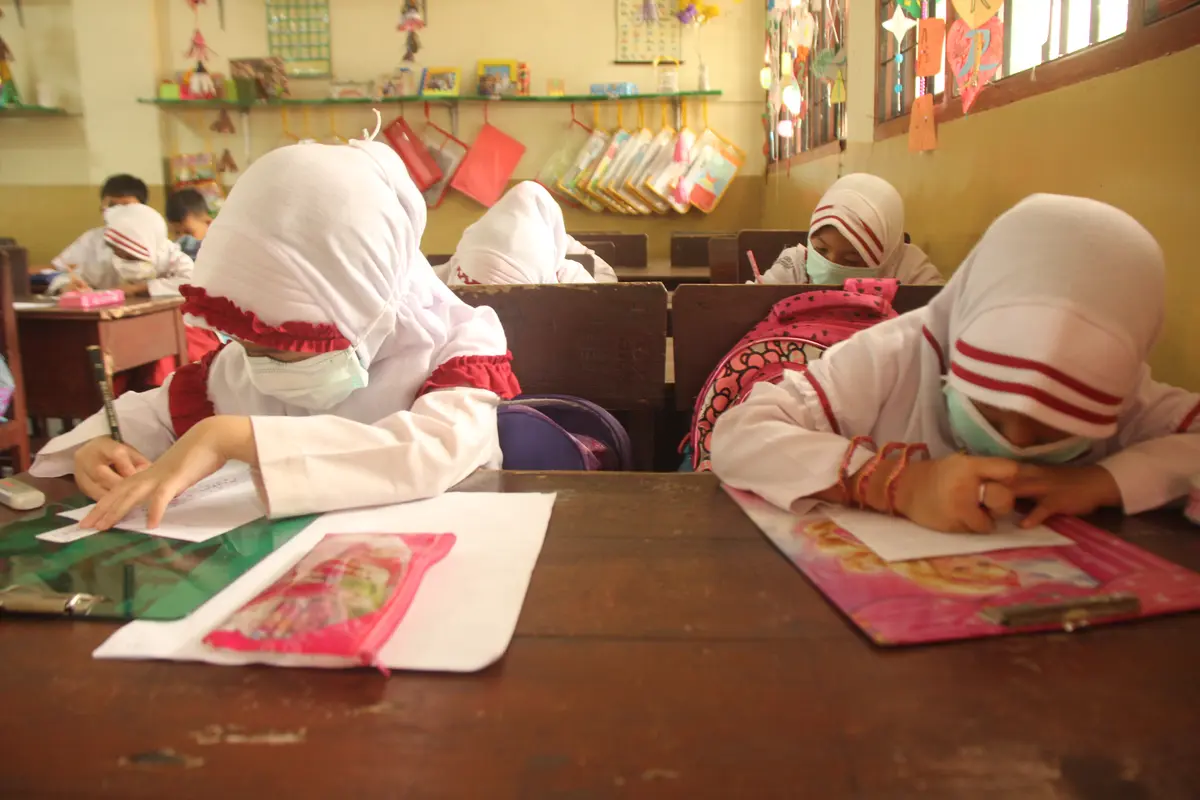 Murid di Pekanbaru 'Dipaksa' Tembus Kabut Asap