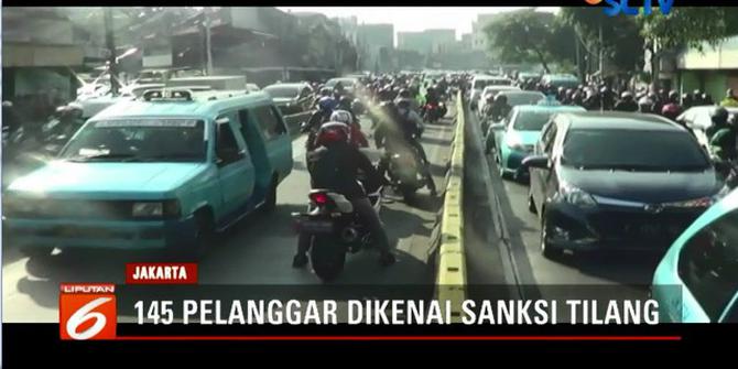 Polisi Tilang 145 Pengendara Motor Terobos Jalur Transjakarta di Jatinegara