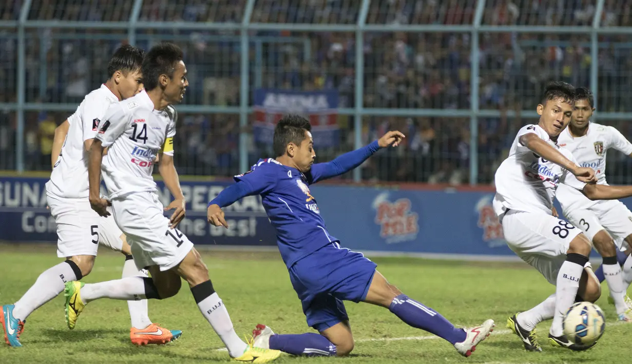 Proses terjadinya gol kemenangan yang dicetak oleh striker Arema Cronus, Samsul Arif pada laga perempat final Piala Presiden 2015 melawan Bali United di Stadion Kanjuruhan, Malang, Sabtu (19/9/2015). (Bola.com/Vitalis Yogi Trisna)