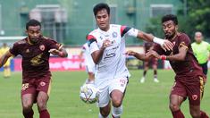 Bermain di Stadion PTIK yang menjadi homebase sementara Arema Malang, Pasukan Singo Edan harus takluk 0-1 dari PSM Makassar dalam laga pekan ke-22 BRI Liga 1 2022/2023, Sabtu (4/2/2023). Satu-satunya gol PSM dicetak oleh Kenzo Nambu pada menit ke-65 dan mengantarkan Juku Eja naik ke posisi kedua klasemen sementara di bawah Persija dengan sama-sama mengemas 44 poin dari 22 laga. Sementara bagi Arema FC, hasil ini menjadi kekalahan kelima beruntun dan membuat posisi mereka tercecer di posisi ke-10 dengan raihan 26 poin dari 20 laga. (Bola.com/M Iqbal Ichsan)