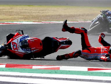 Pembalap Pramac Racing, Francesco Bagnaia, terjatuh saat balapan MotoGP Emilia Romagna di Sirkuit Misano, Italia, Minggu (20/9/2020). Bagnaia yang sempat memimpin balapan gagal menjadi juara setelah terjatuh pada lap ke-21. (AP/Antonio Calanni)