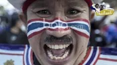 Fans Thailand dengan wajah bergambar bendera negaranya siap meramaikan laga final leg kedua Piala AFF 2016 di Stadion Rajamangala, Thailand. (Bola.com/Ario Yosia)