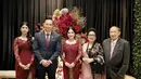 Annisa Pohan dan Almira sama-sama kenakan kebaya merah dan kain bugis Makassar sebagai bawahan [@agusyudhoyono]