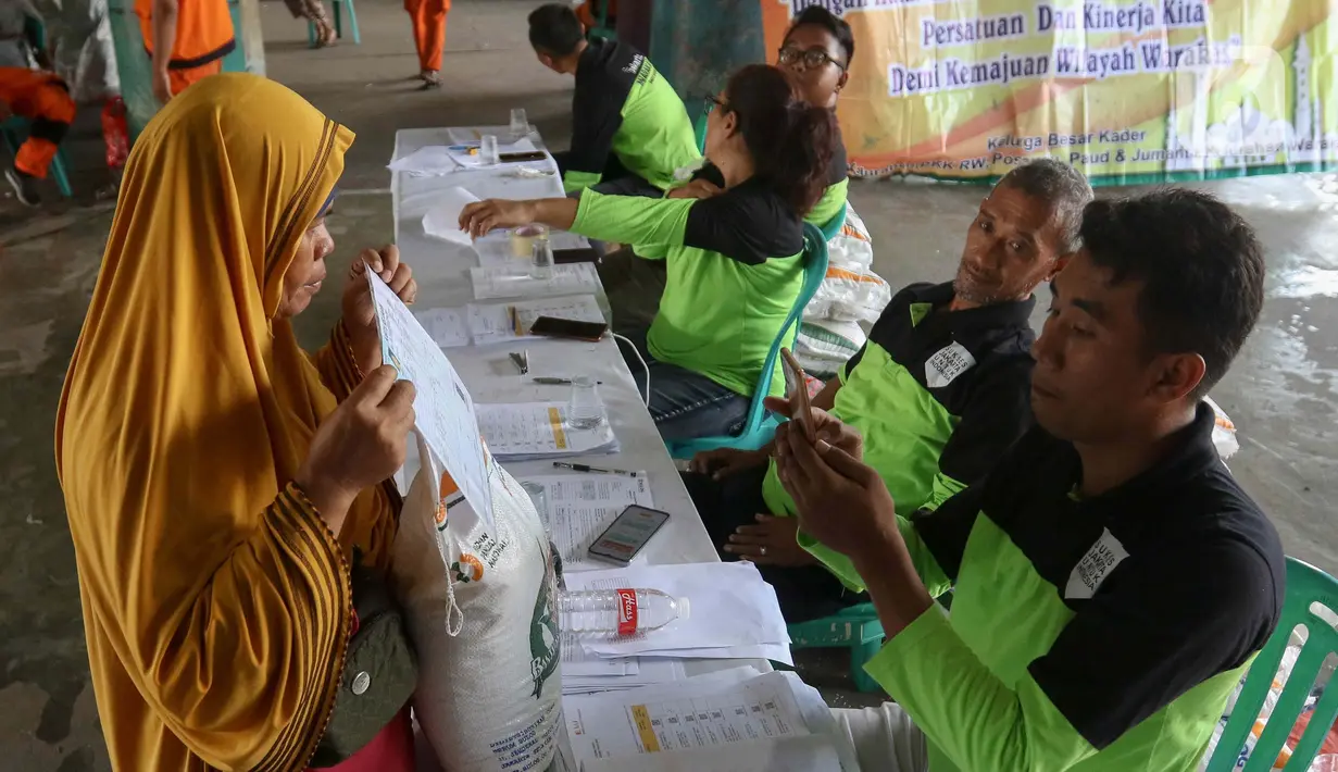 Pemerintah melalui Perum BULOG kembali menyalurkan Bantuan Pangan Beras ke Keluarga Penerima Manfaat. (Liputan6.com/Herman Zakharia)