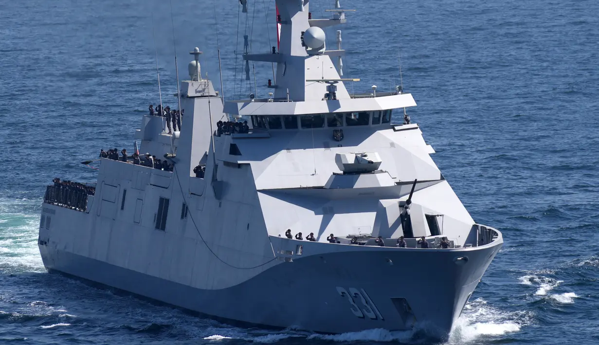 Sebuah kapal perang Indonesia mengikuti latihan multinasional AMAN-23 di Laut Arab dekat Karachi, Pakistan, 13 Februari 2023. Kapal perang lebih dari 50 negara termasuk Amerika Serikat, China, Jepang, dan Indonesia berpartisipasi dalam latihan multinasional lima hari yang diselenggarakan oleh Angkatan Laut Pakistan di Laut Arab untuk meningkatkan kerja sama dalam menjaga keamanan laut dari perompak, teroris, dan penyelundup. (AP Photo/Fareed Khan)