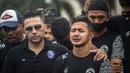 Javier Roca berusaha menenangkan Gian Zola (kanan) yang menangis saat tiba di Stadion Kanjuruhan. (AFP/Juni Kriswanto)