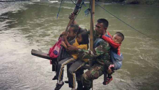 Angkut 3 Anak Sekolah Lewati Sungai, Prajurit TNI Ini Bikin Baper
