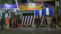 Petugas Inafis dan Polisi melakukan olah TKP di lokasi ledakan bom di Pos Polisi Pantau, Bundaran Kartasura, Sukoharjo Selasa (4/6/2019). Bom bunuh diri terjadi pada Senin pukul 22.20 WIB yang mengakibatkan pelaku aksi teror kritis dan tujuh polisi selamat. (Liputan6.com/Fajar Abrori)