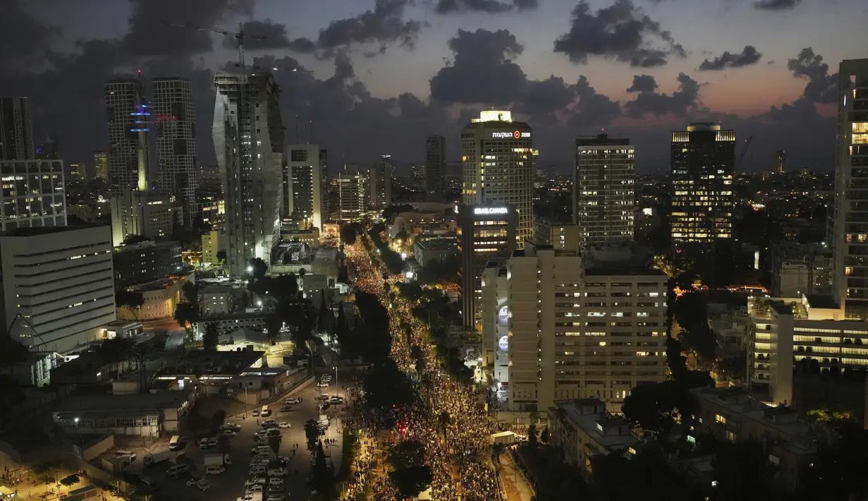 Ribuan orang ikut serta dalam sebuah aksi unjuk rasa di Tel Aviv, Israel, Selasa 26 Agustus 2025. (AP Photo/Ohad Zwigenberg)