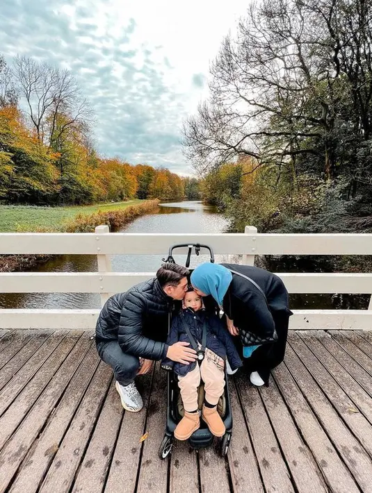 Untuk mengoptimalkan gayanya, ia tampil dengan nuansa warna hijab yang lebih seru. Trik ini untuk ciptakan kesan lebih seru pada penampilan. [Foto: instagram.com/zaskiasungkar15]