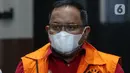 Bupati Musi Banyuasin periode 2017-2022, Dodi Reza Alex Nurdin digiring petugas sesaat usai rilis penetapan dan penahanan tersangka di Gedung KPK Jakarta, Sabtu (13/10/2021). (Liputan6.com/Helmi Fithriansyah)